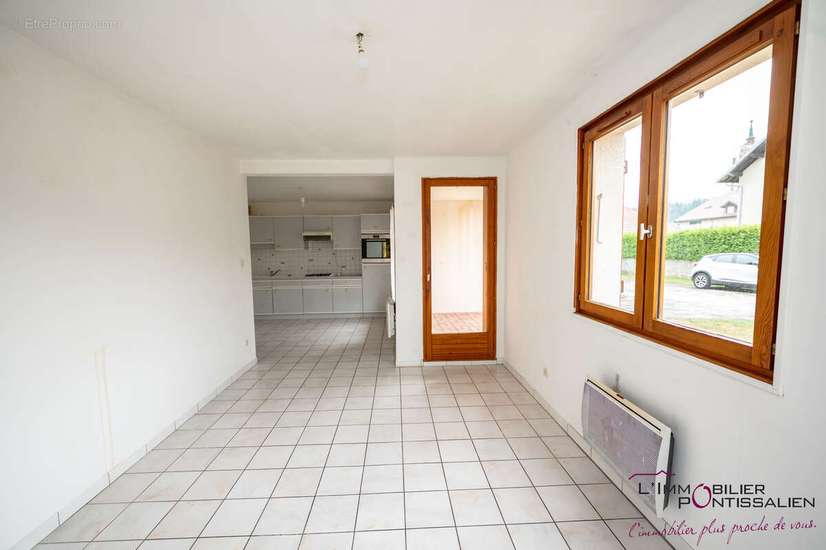 Appartement rez-de-chaussée Type 2 Rochejean centre village - photo 3