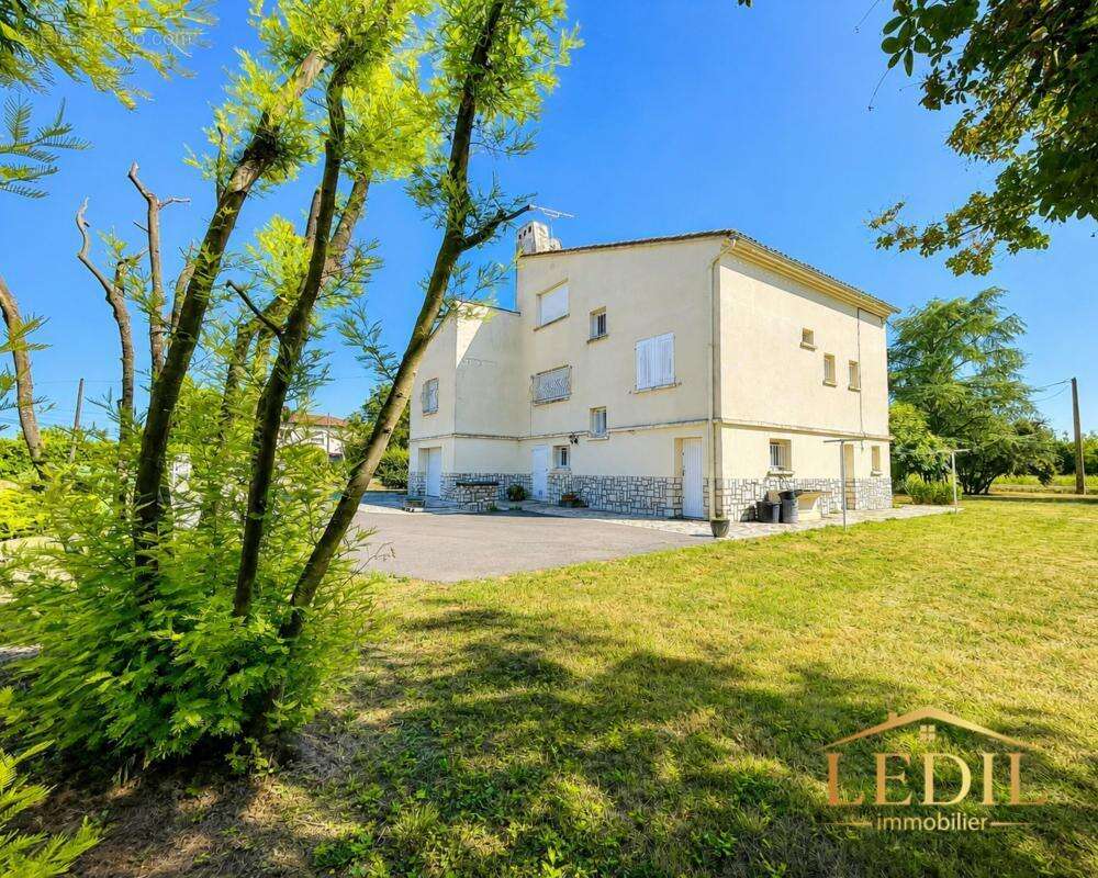 Maison de campagne avec de la terre - photo 3