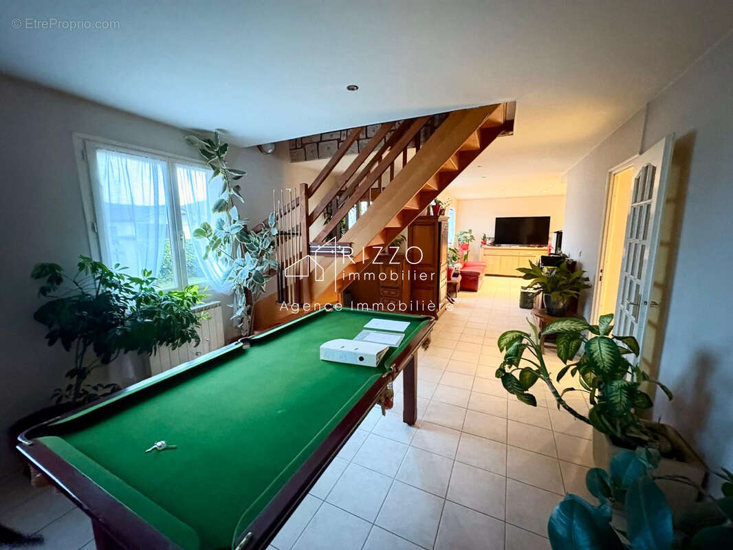 Propriété Multifonctionnelle avec maison d'habitation, grand entrepot et garages. - photo 8