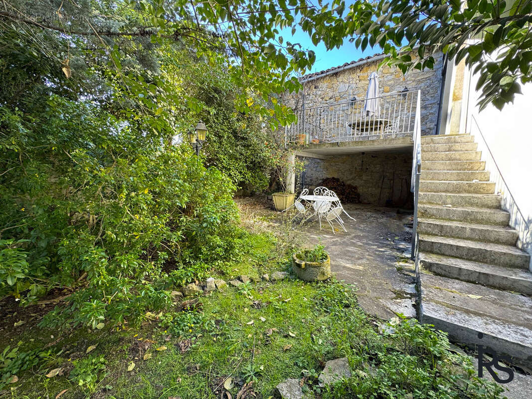 Une magnifique maison bourgeoise de 260 m2 avec terrasse et jardin clos de 300 m2. - photo 23