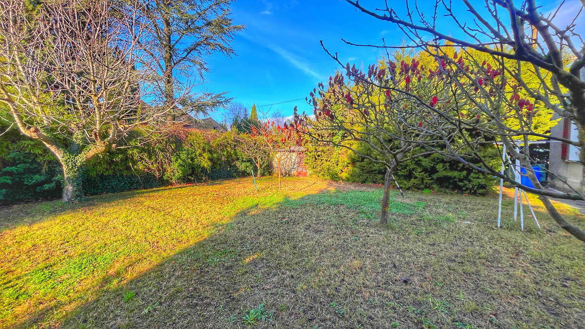 Maison à ENTRAIGUES-SUR-LA-SORGUE