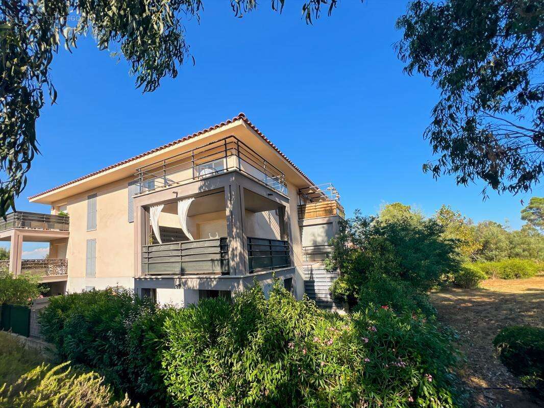 Appartement à ROQUEBRUNE-SUR-ARGENS