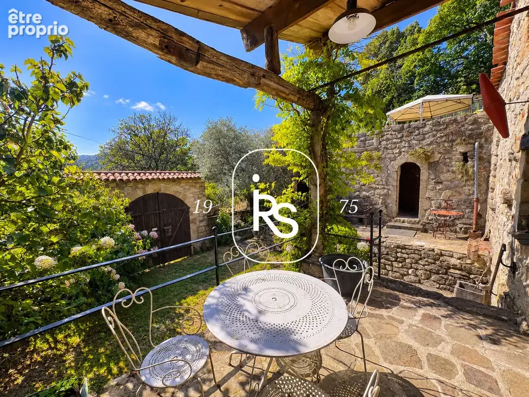 Propriété de charme de deux maisons avec piscine et un total de 2,53 ha de terrain naturel. - photo 3