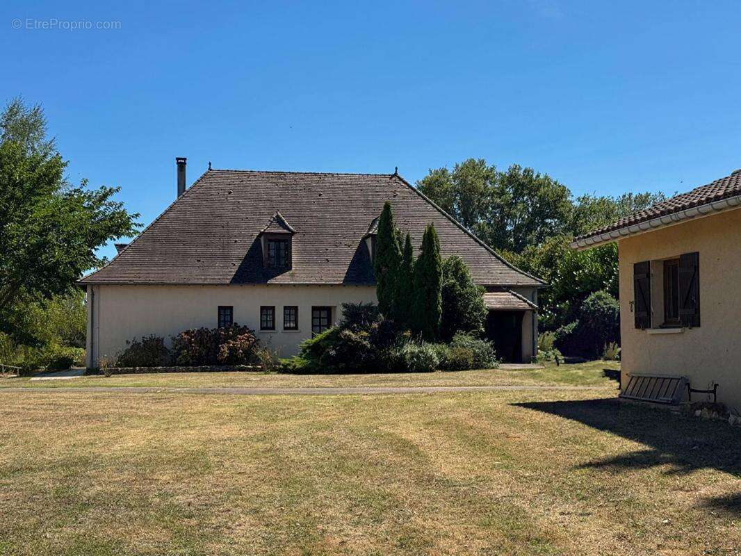 Maison à MAUZAC-ET-GRAND-CASTANG