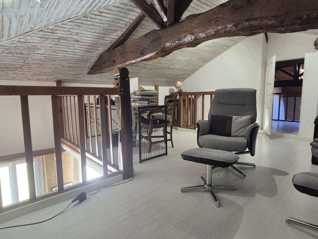 Maison de caractère de 123 m2 avec pigeonnier sur un terrain de 940 m2 - photo 9