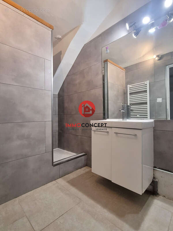 Appartement à BAGNOLS-SUR-CEZE