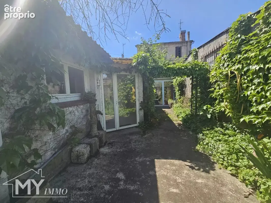 Immeuble de 164 m² habitable avec local commercial, patio et garage - photo 14