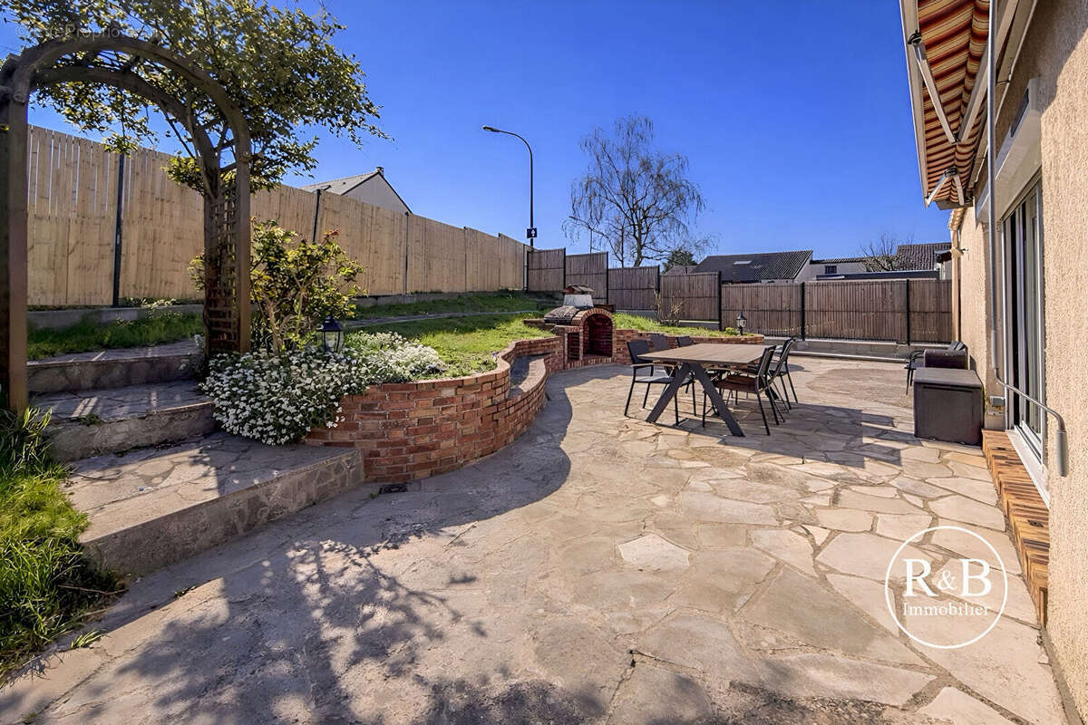 Maison à LES CLAYES-SOUS-BOIS