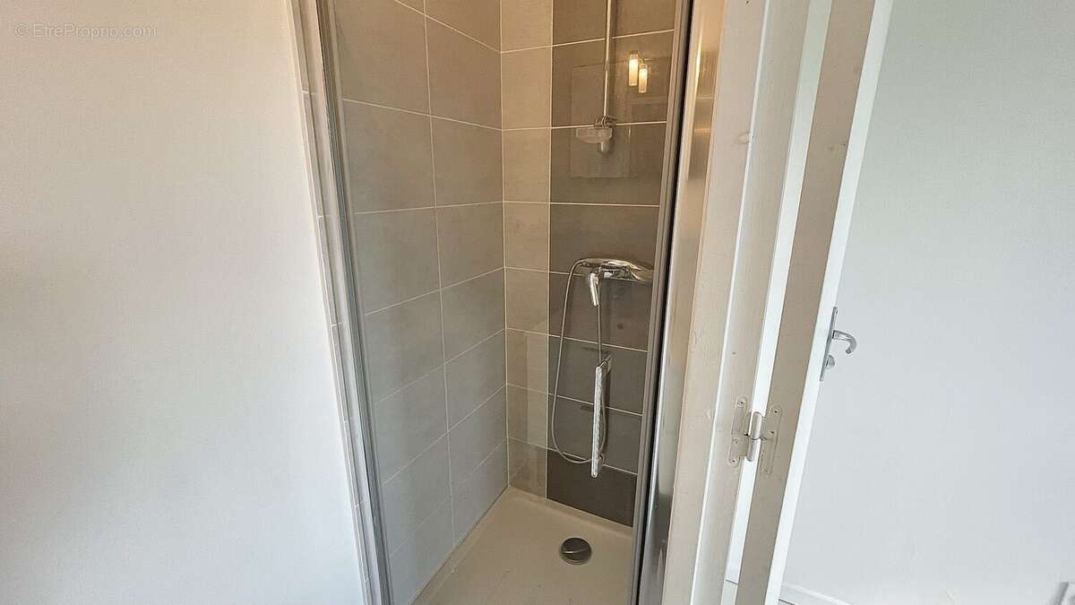 Salle d&#039;eau privative à la chambre 1 - Maison à SAINT-ARMEL