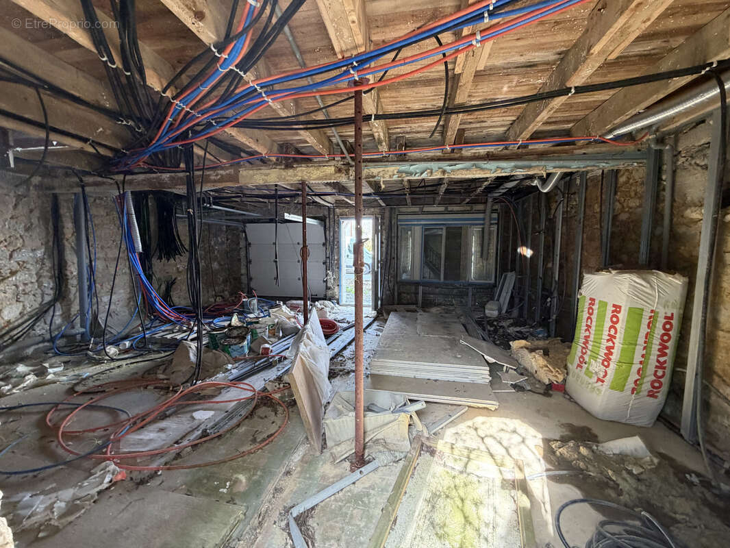 Maison en pierre à rénover entièrement   Fort potentiel - photo 2