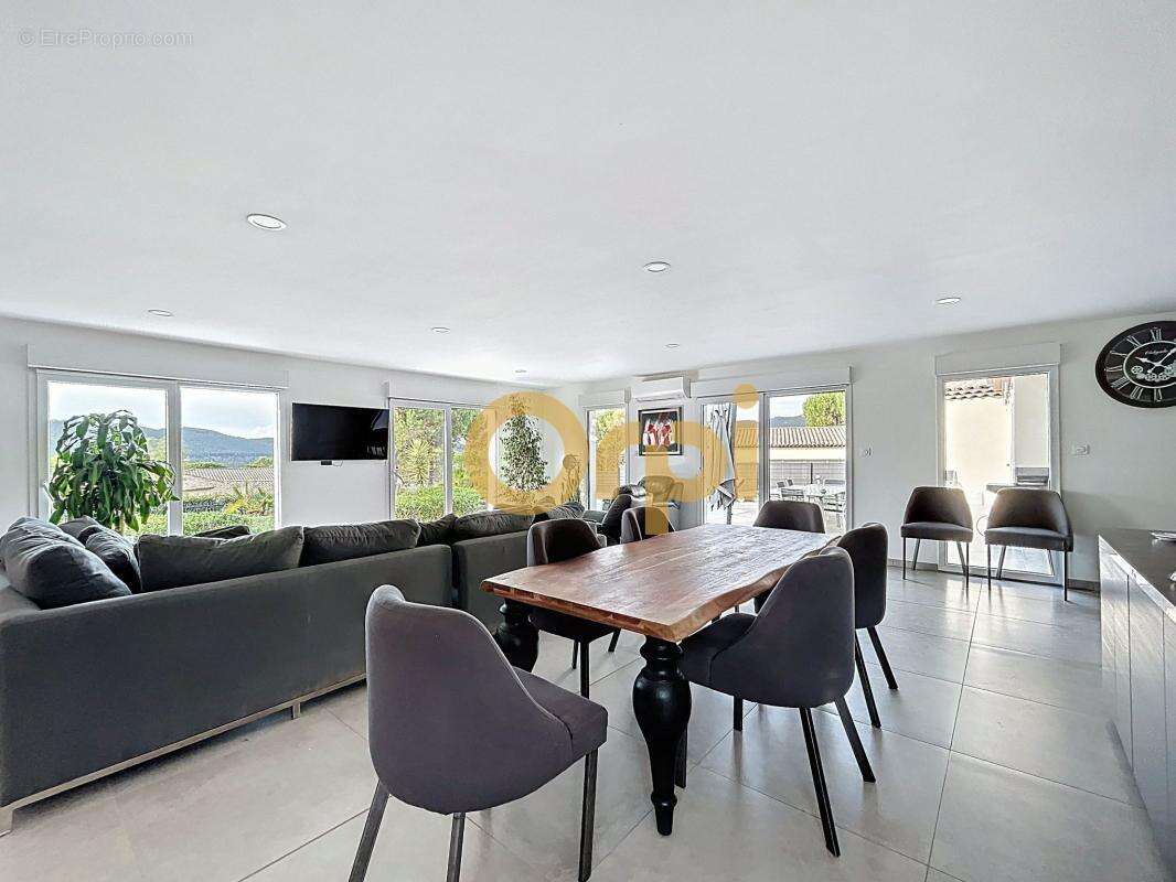 Maison à BAGNOLS-EN-FORET