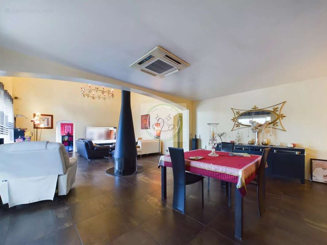 Maison à ROQUEBRUNE-SUR-ARGENS