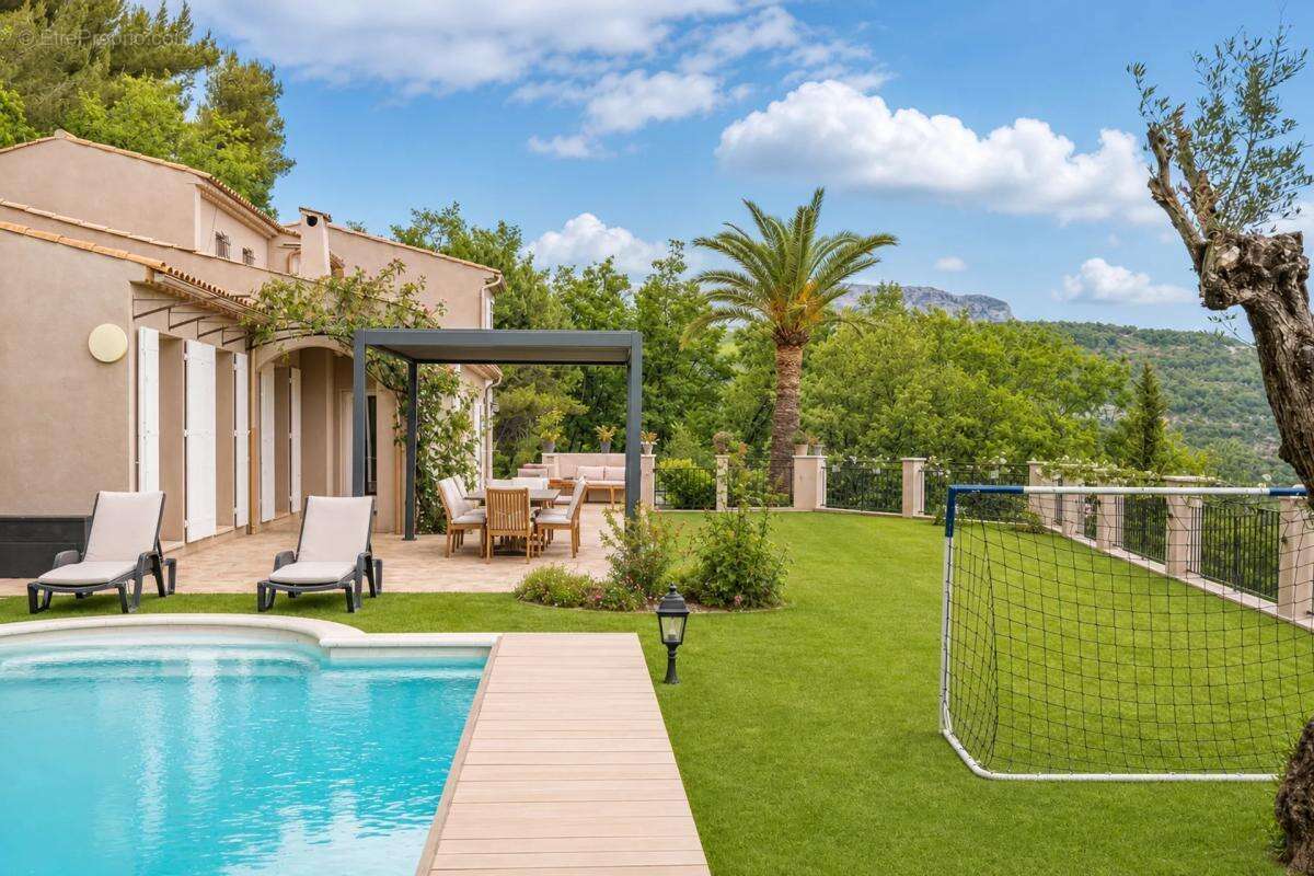 Maison de 6 pièces de 256 m² à Le Bar-sur-Loup - photo 3