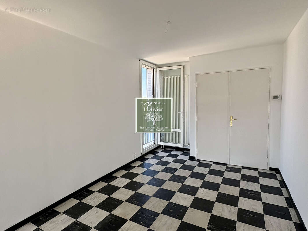 ARLES. Grand T4 avec balcon - photo 8