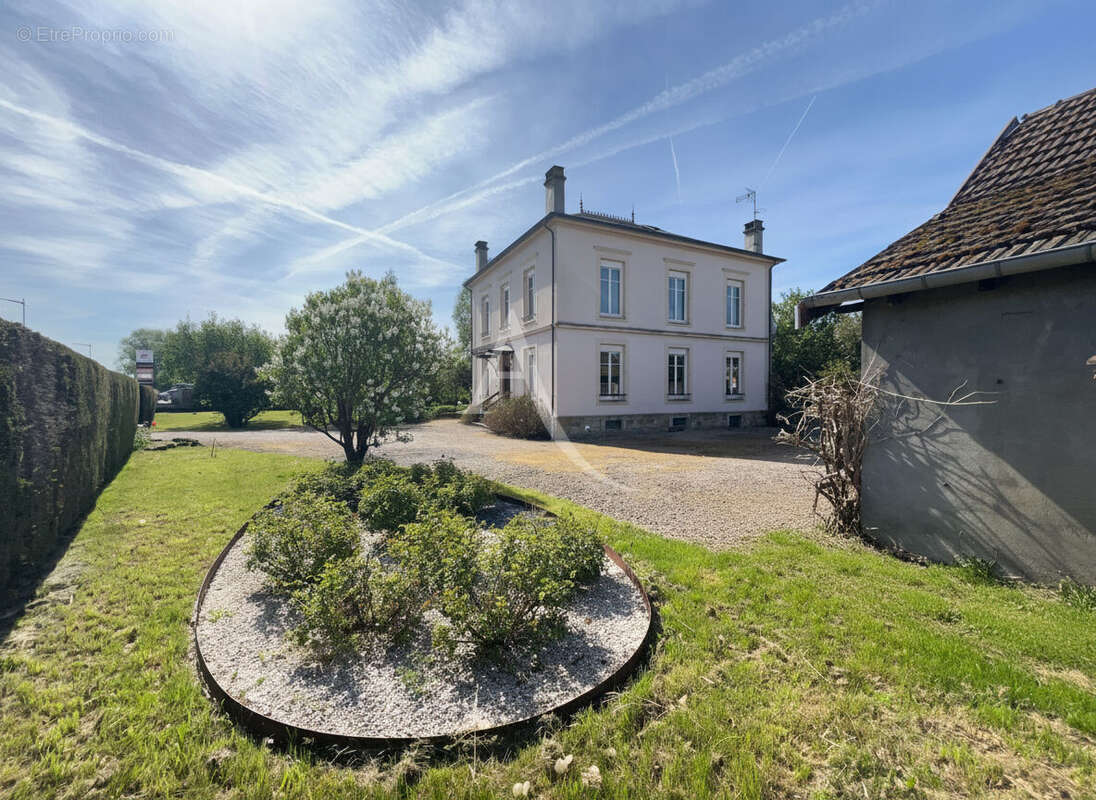 Propriété fermée avec dépendances et jardin - photo 2