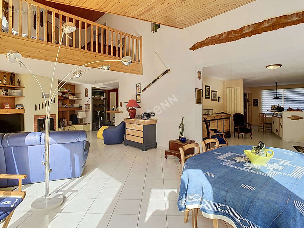 Maison à SAINT-MACAIRE-EN-MAUGES