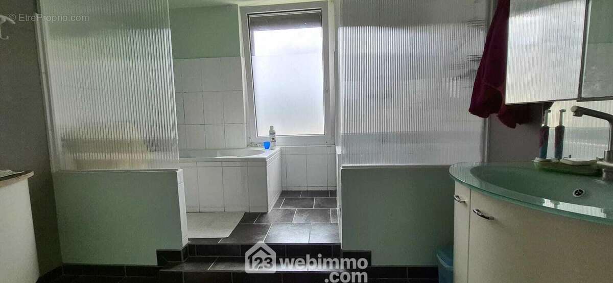Une salle de bains de 12 m² avec baignoire, douche et vasque sur meuble - Maison à COURCELLES-SUR-VESLES