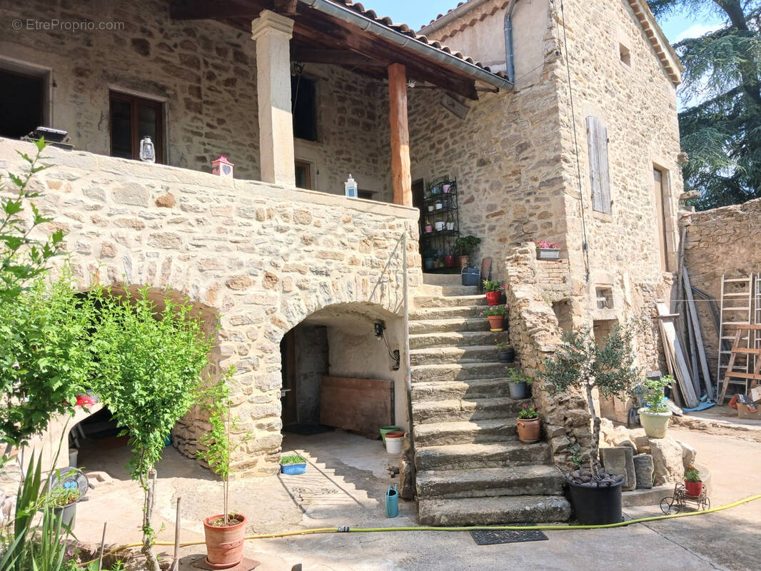 Maison à SAINT-ETIENNE-DE-FONTBELLON