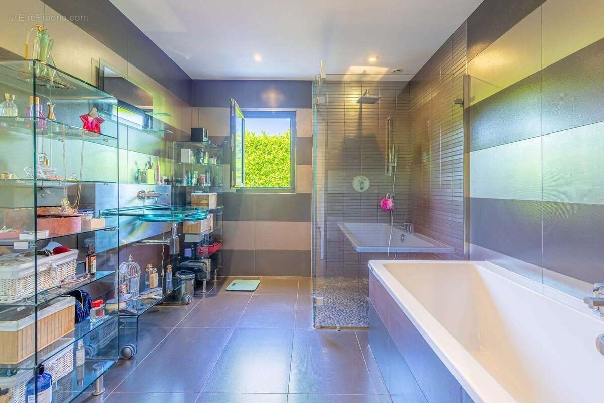 salle de bain (douche et baignoire) de la suite parentale - Maison à PESSAC