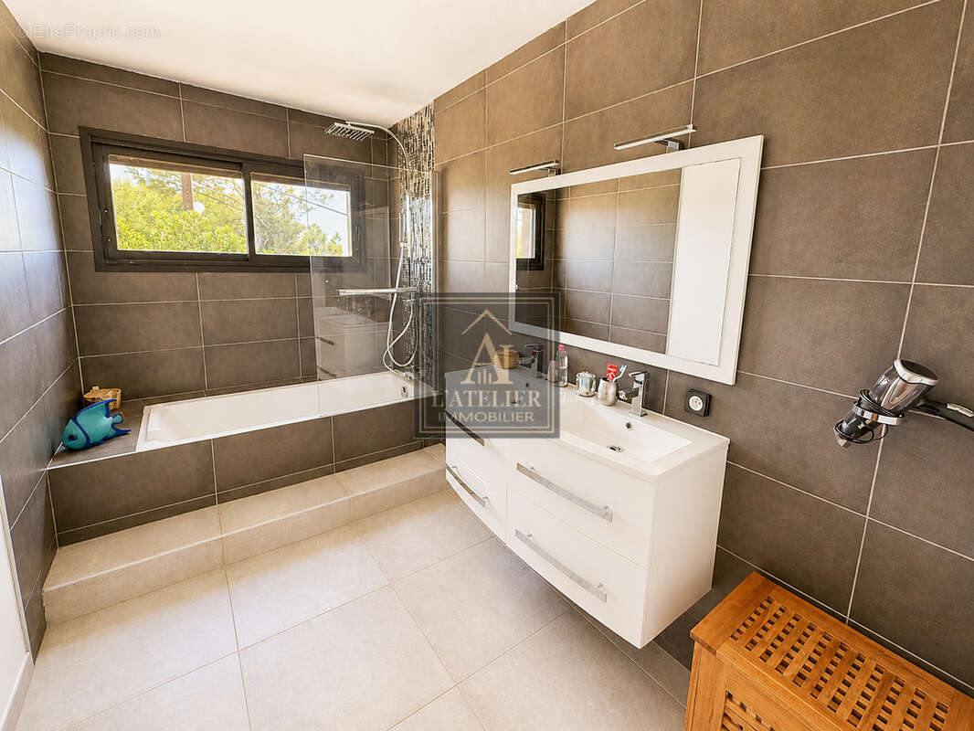 Maison de 170 m2 avec garage et piscine sur une parcelle de 1485 m2 - photo 11