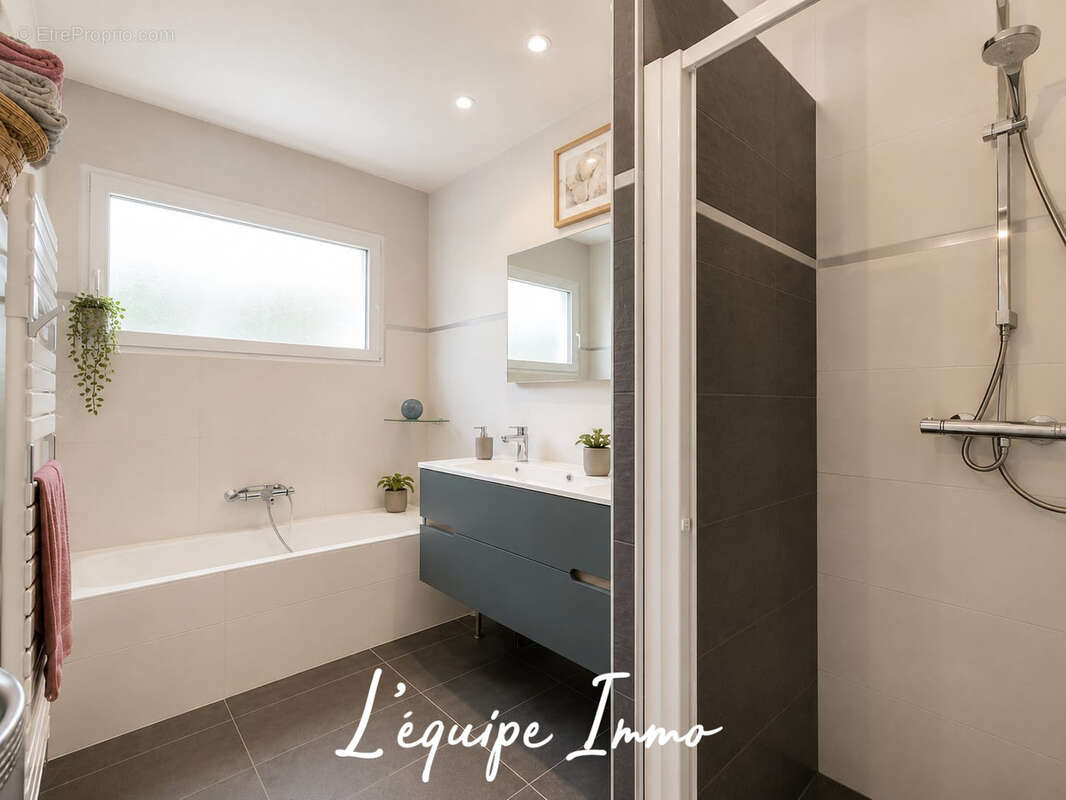 Maison familiale 200m2 avec piscine garage et terrain attenant - photo 9