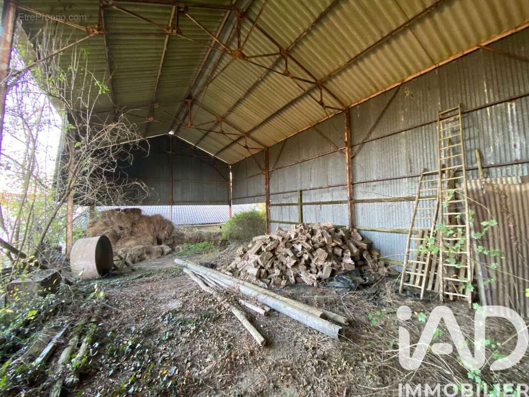 Photo 4 - Parking à BEAUSSE