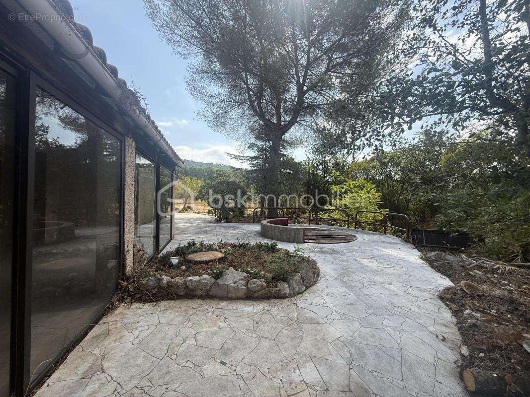 Maison de caractère à rénover – 4 800 m² de terrain – Un cadre naturel exceptionnel à Ventabren - photo 4