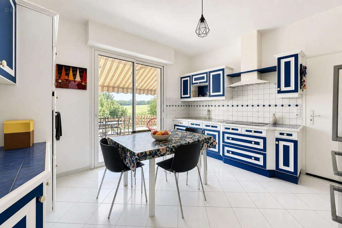 Maison de 8 pièces de 258 m² à Château-Gontier - photo 3