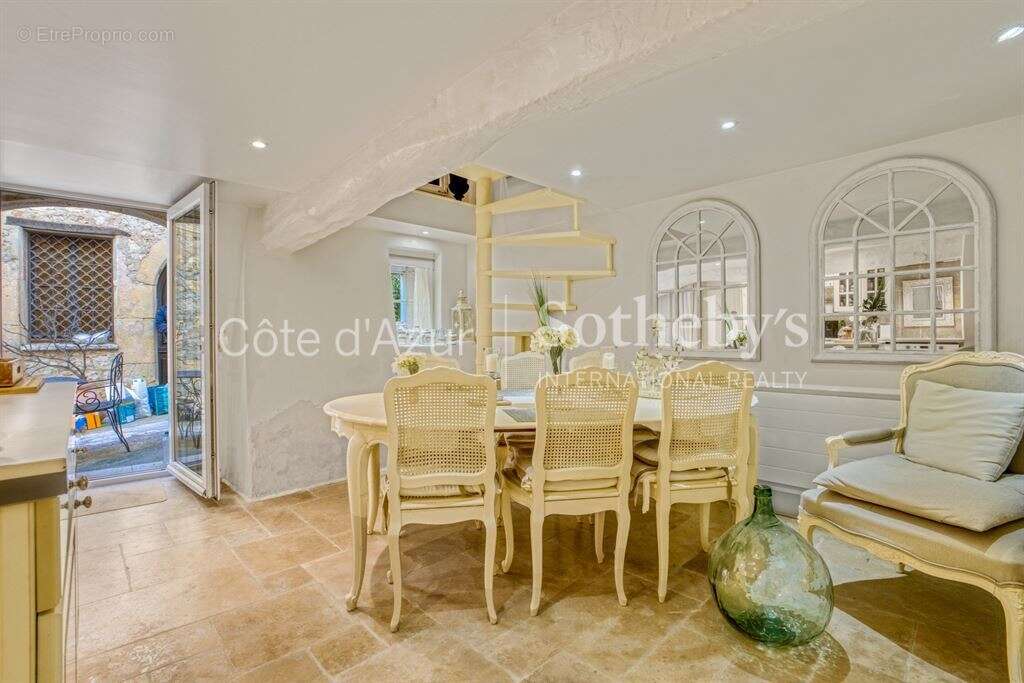 Maison à CHATEAUNEUF-GRASSE