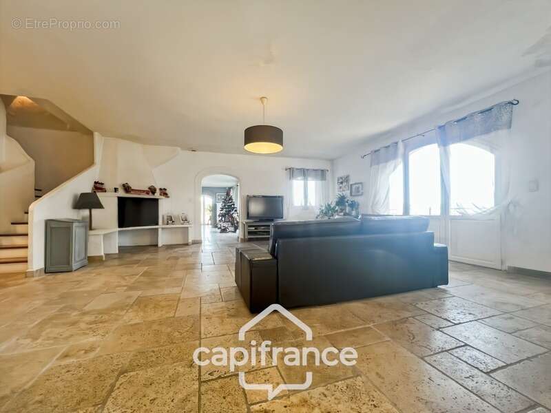 Domaine et Golf de Pont Royal, belle  propriété de 290 m2 établie sur un terrain de 2600 m2, cinq chambres, un bureau, piscine,  - photo 19