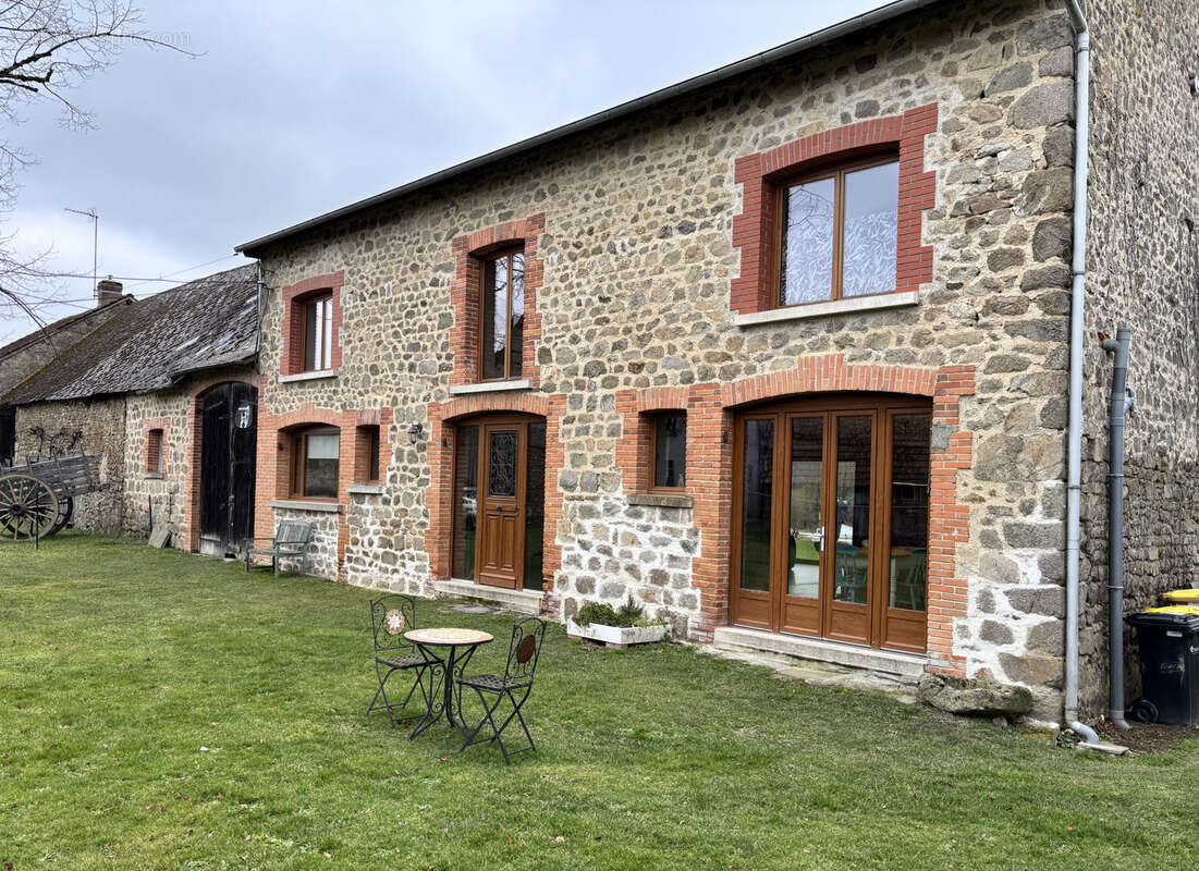 Maison à SAINT-PRIEST-LA-PLAINE