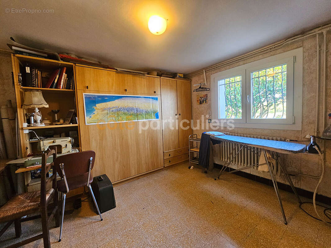 Maison  sur deux niveaux avec garages et jardin. - photo 12