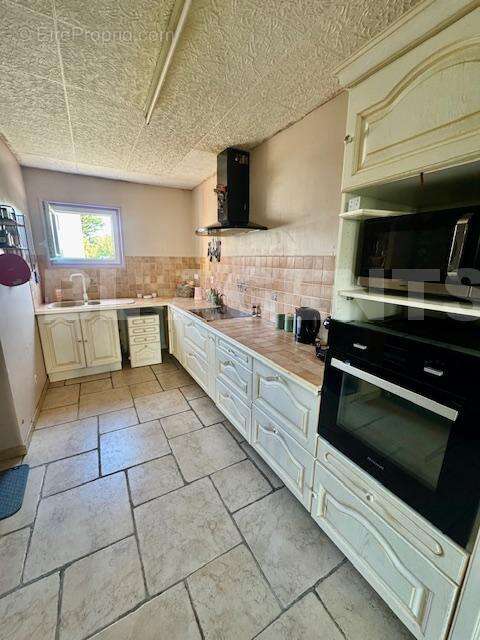 Cuisine - Maison à SAINT-SYMPHORIEN-LE-CHATEAU