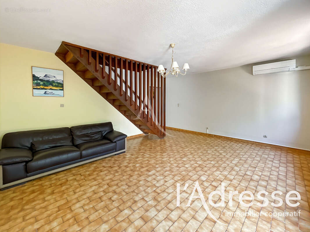 Maison mitoyenne Type 4 avec garage attenant et dépendance sur jardin - photo 4