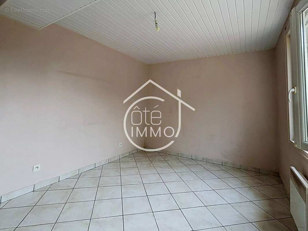 Flaujagues : Maison de campagne de 110 m² avec jardin, garage et dépendances - photo 5