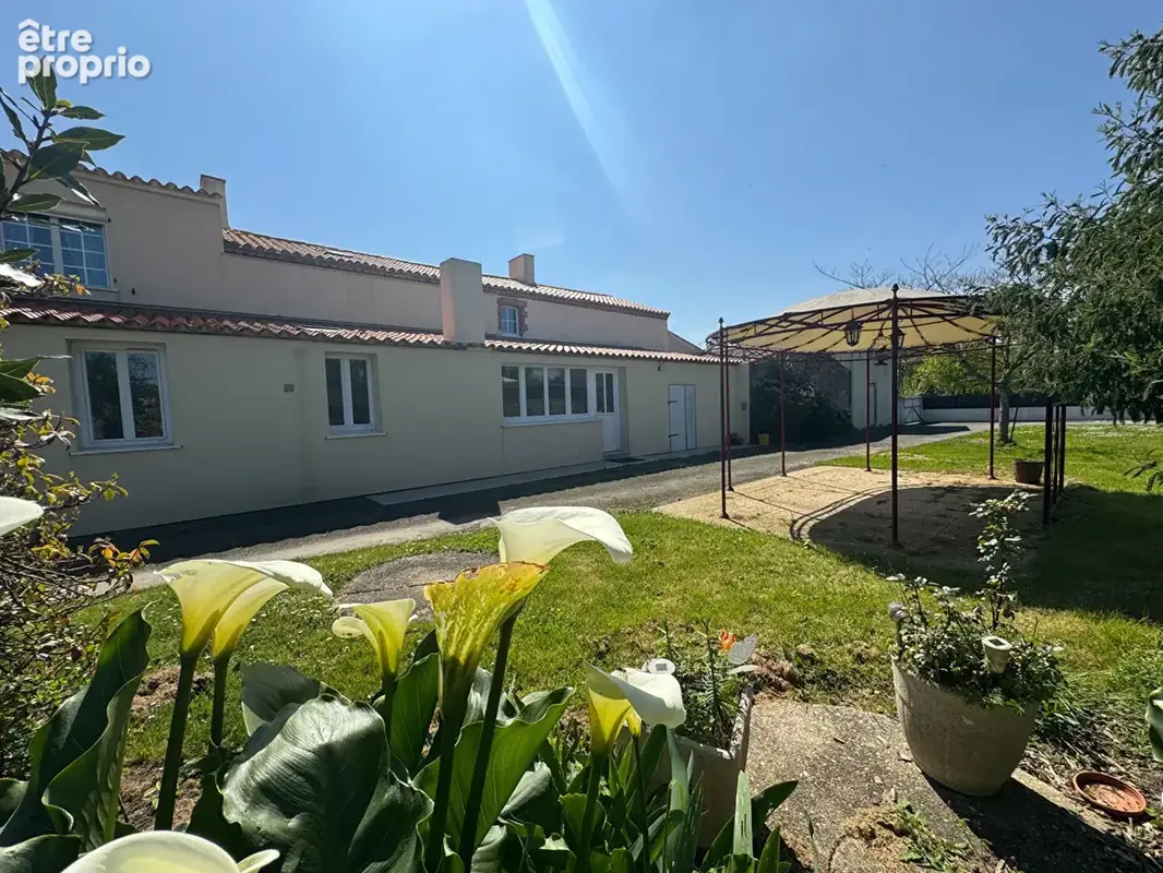 AIZENAY, maison 5 chambres et grandes dépendances sur 2 535 m2 de terrain - photo 2