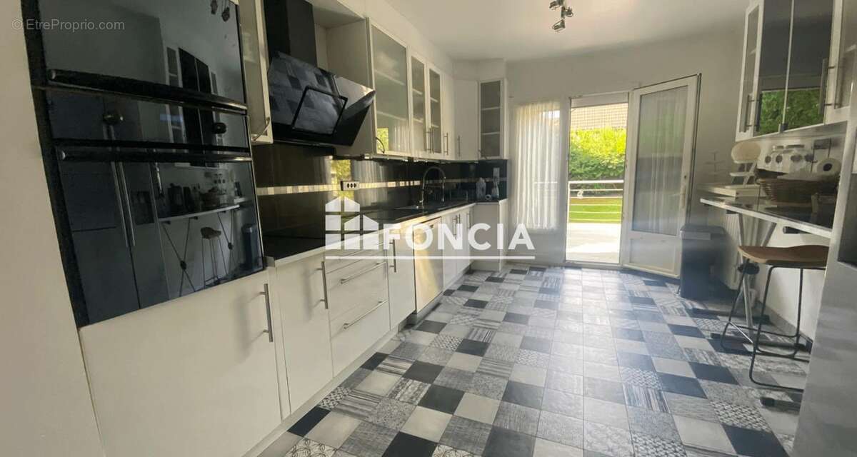 Foncia Le Raincy vous présente cette agréable maison familiale située dans le secteur recherché Benoît Malon - photo 7