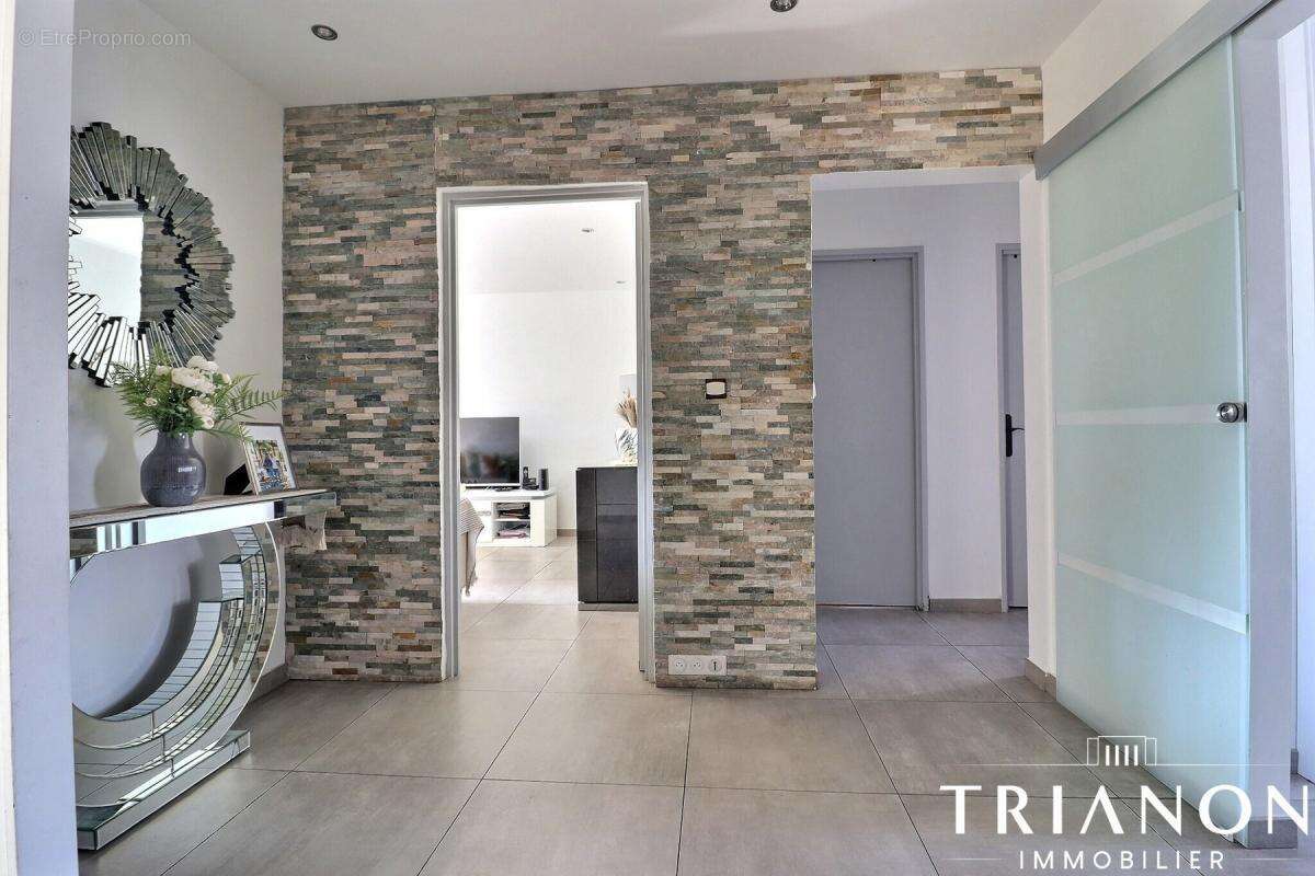 Appartement à LES CLAYES-SOUS-BOIS