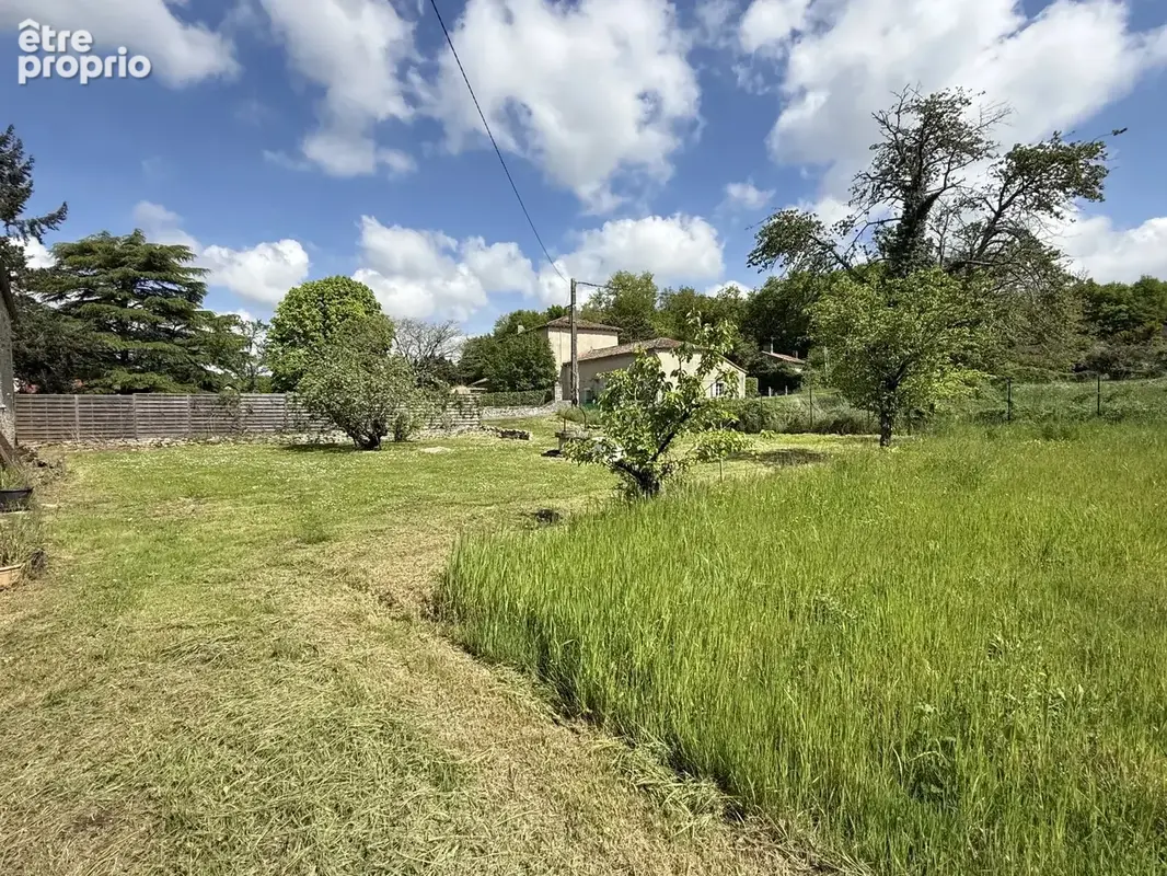 Belle maison de village rénovée avec 5 chambres, dépendances et jardin, située entre Ruffec et Civray - photo 18