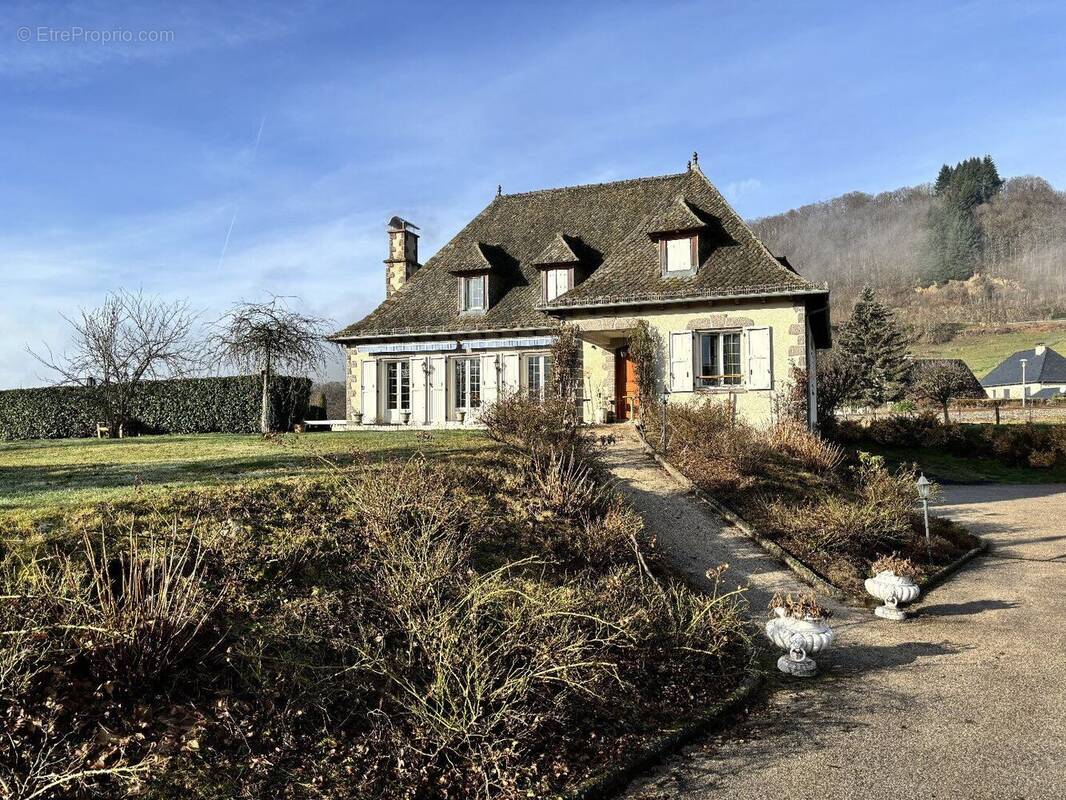 Maison à POLMINHAC