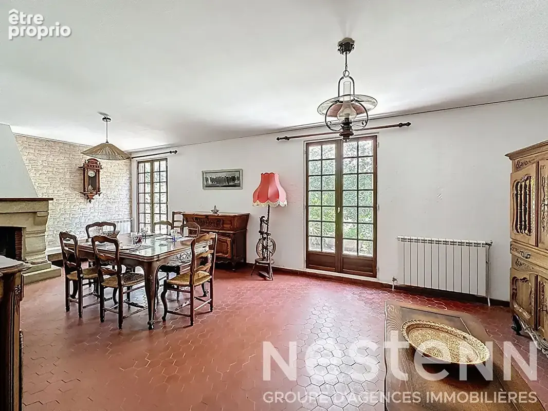Maison à vendre à Arles sur 9000 m² avec deux habitations, dépendances et hangars - photo 4