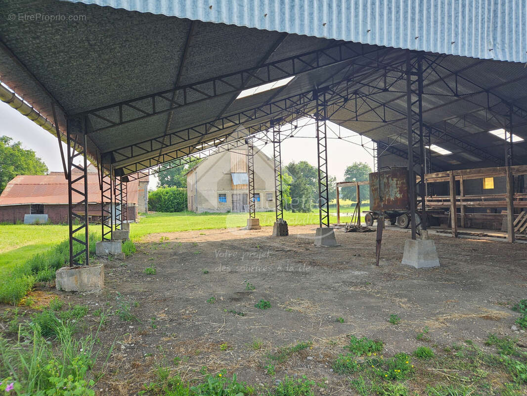 Maison à MONTAIGU-LE-BLIN