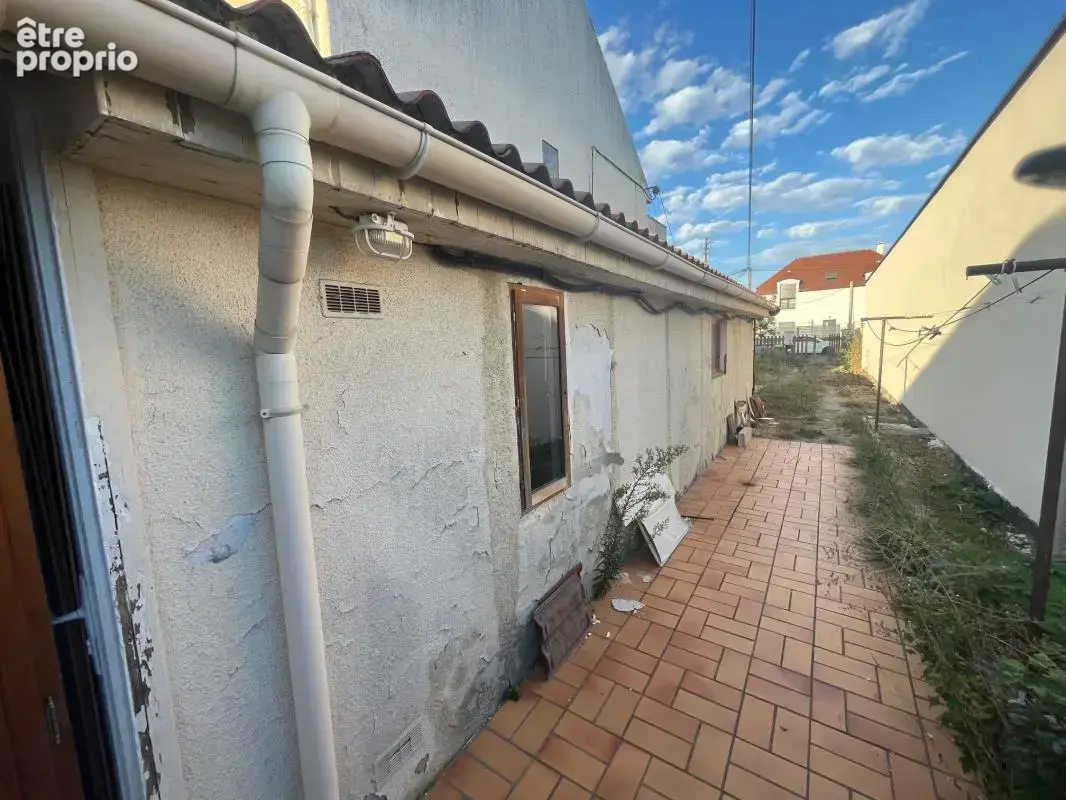 Maison à rénover en fond de parcelle de 240m² de terrain. Idéalement située à moins de 10 minutes à pied de la gare, cette maiso - photo 3