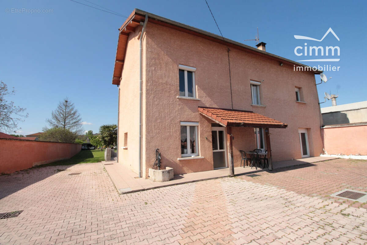 Maison 209 m² à La Cote-Saint-Andre  - photo 3