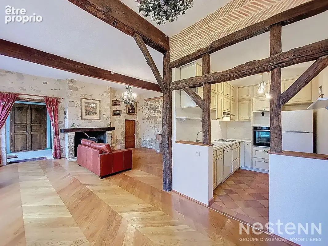 A Vendre Maison de ville en pierre rénovée avec garage et jardin à proximité immédiate du centre-ville - photo 2