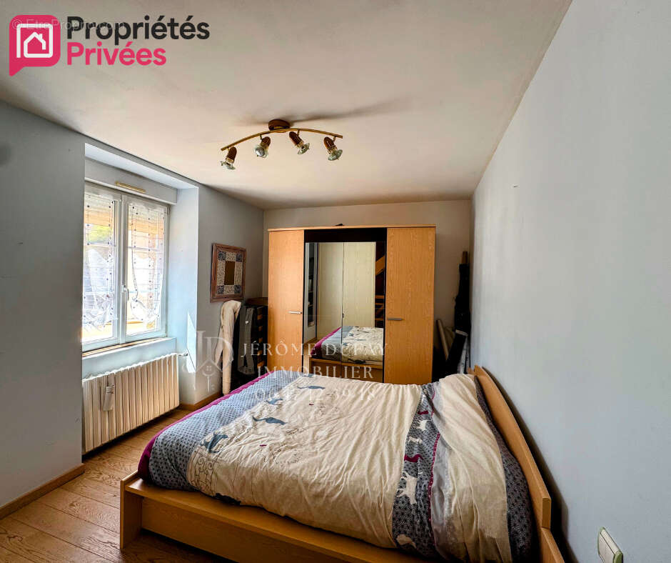 Maison à AMBRIERES-LES-VALLEES