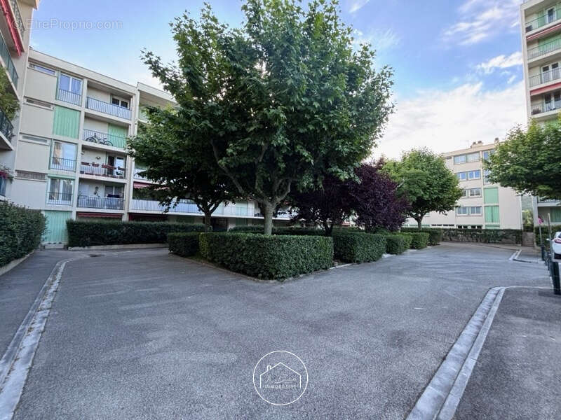 Saint Tronc - 4 pièces traversant de 90 m2, balcon, cave et parking - photo 11
