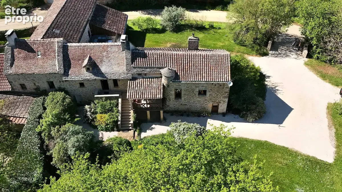 Belle et grande bâtisse dans un hameau. - photo 2