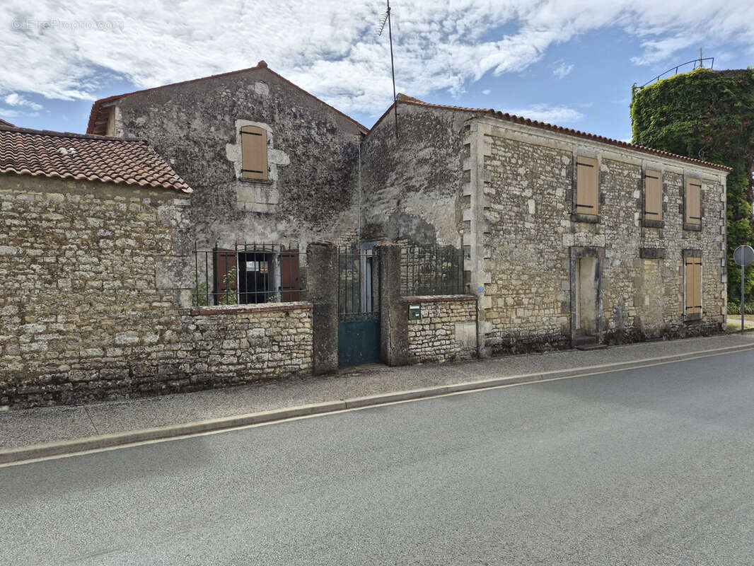 Propriété en pierre à rénover   2 009 m2 de terrain constructible   nombreuses dépendances - photo 14