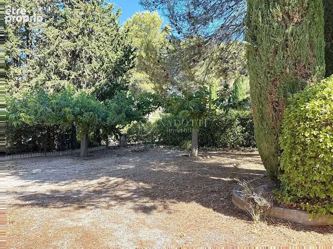 Lauris - Propriété avec piscine et dépendance sur 3300m2 de terrain. - photo 16